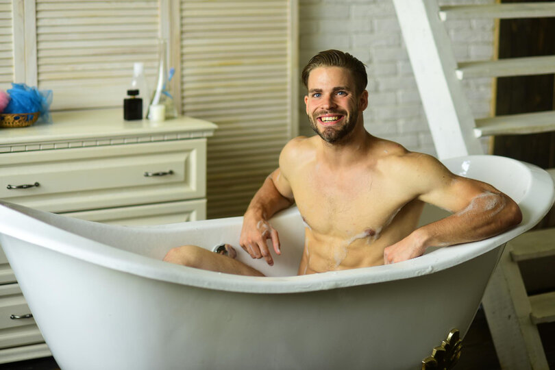Lukewarm baths can help manage the symptoms of scrotum eczema